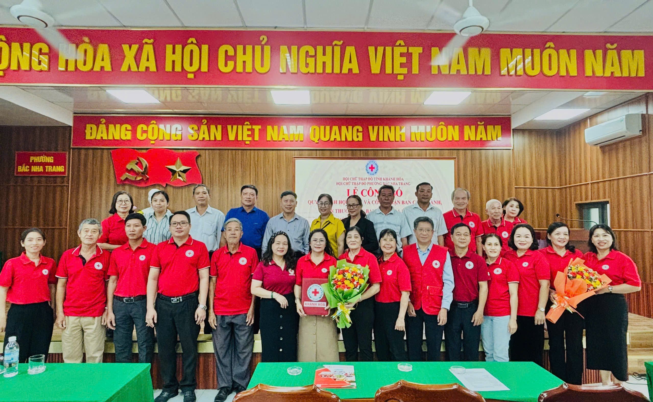 Ra mắt Hội Chữ thập đỏ phường và trao tặng 2 chiếc xuồng cho UBND phường Bắc Nha Trang